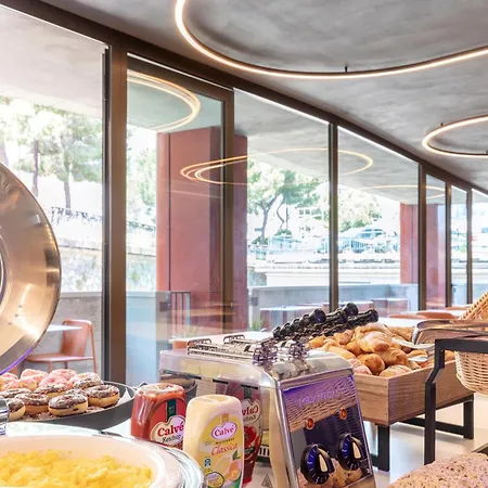 Center מלון ג'נובה